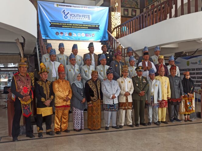 
 Di Momentum Peringatan Sumpah Pemuda, Jajaran Forkopimda Kota Banjarmasin  Kompak Gunakan Baju Adat Saat Upacara