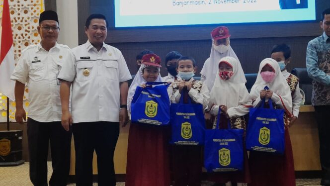 
 Menunjang Proses Belajar, Disdik Banjarmasin Salurkan Bantuan Paket Alat Tulis pada Siswa SD