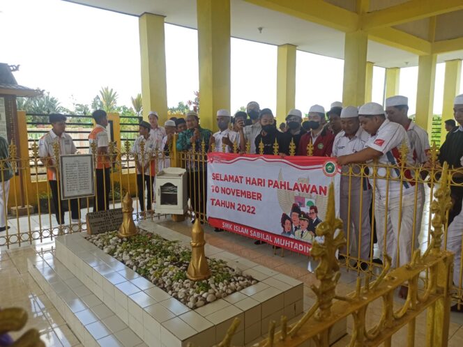 
 Di Peringatan Hari Pahlawan 10 November, Siswa Sekolah Lakukan Ziarah ke Makam Pahlawan 
