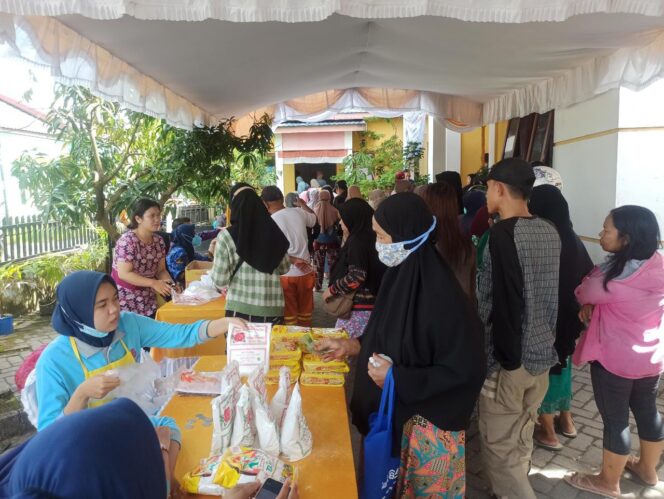 
 Penuhi Kebutuhan Bahan Pokok di Tengah Kenaikan Harga, Warga Sungai Andai Berburu di Pasar Murah