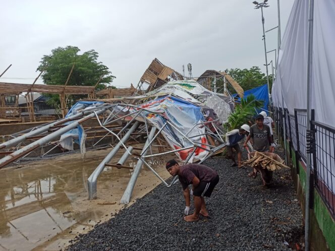 
 Tanggapi Ambruknya Tugu Kampung Ketupat, Ibnu Berharap Segeranya Kontruksi Diperbaiki