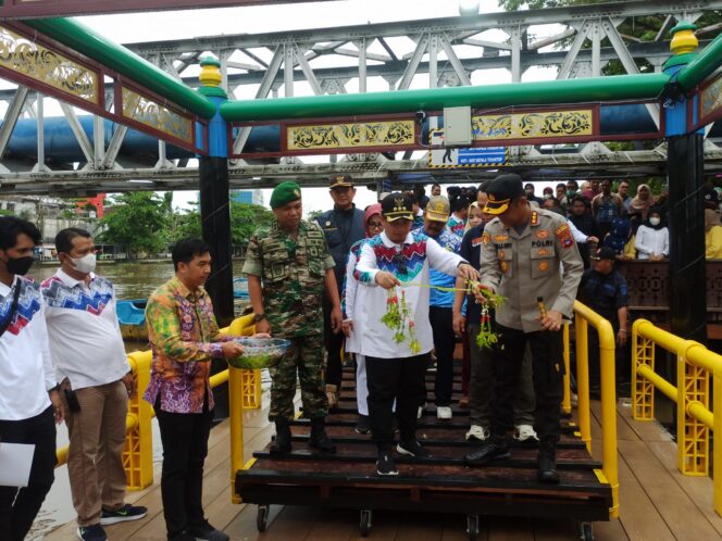 
 Jadi Jembatan Apung Pertama di Banjarmasin, Ibnu Minta Masyarakat untuk Dijaga  dan Dirawat