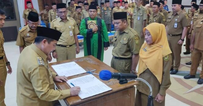 
 Lantik 56 Pejabat Administrator dan Pengawas, Wali Kota Tekankan Profesionalitas dan Loyalitas