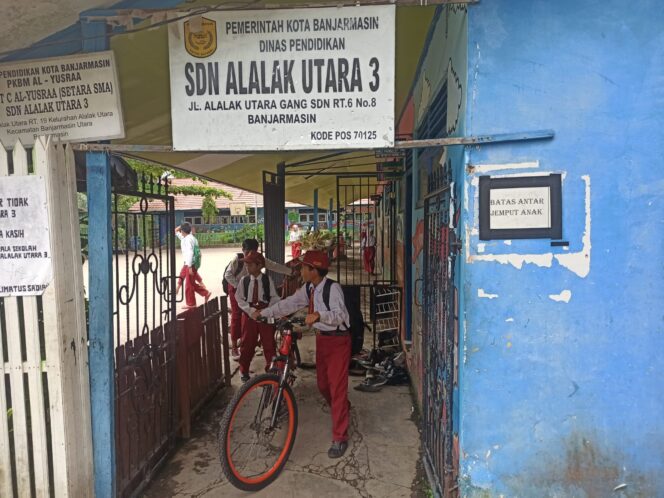 
 Tidak Hanya Penularan Scabies Saja, Kondisi Halaman SDN Alalak Utara 3 Turut Jadi Sorotan