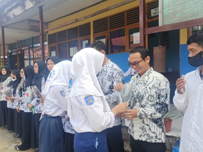 
 Di Momentum Peringatan Hari Guru Nasional, Siswa SMPN 32 Banjarmasin Berikan Buket Kepada Guru