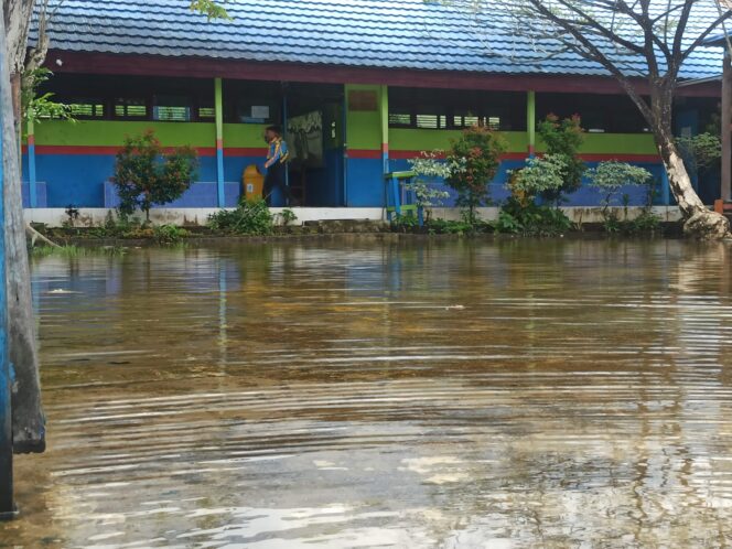 
 Jadi Langganan Banjir, Saluran Air di SMPN 14 Banjarmasin Bakal Dicek 