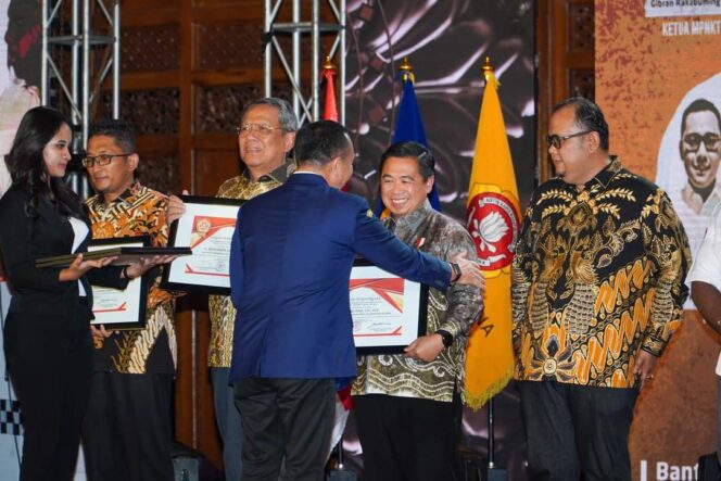
 Peduli Karang Taruna, Ibnu Sina Terima Satyalancana