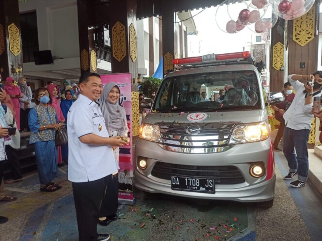 
 Tekan Kasus Kanker Serviks, Pemko Banjarmasin Hibahkan Unit Mobil untuk Layanan Deteksi Kanker Serviks