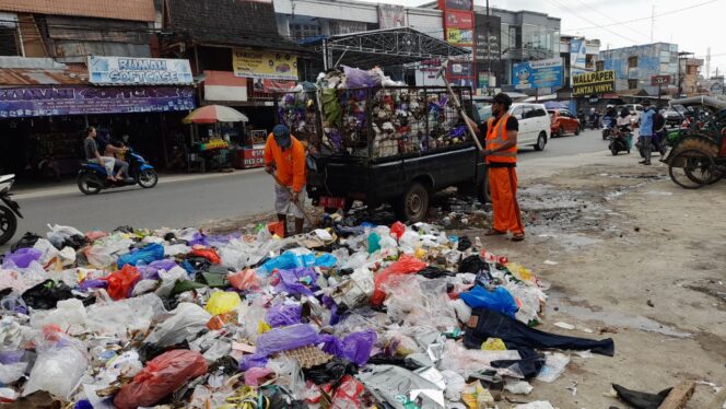 
 Tumpukan Sampah di Eks-TPS Pasar Kuripan Kembali Menumpuk,  Warga Pertanyakan Fungsi CCTV