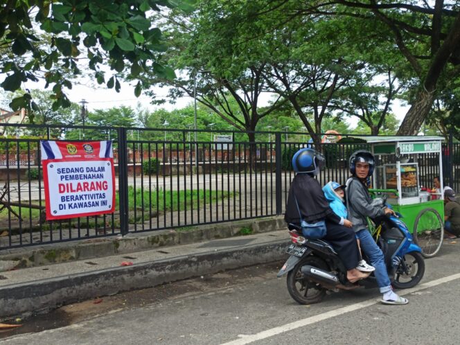 
 Pemasangan Pagar Besi di Kawasan Siring Tendean Kembali Dilanjutkan