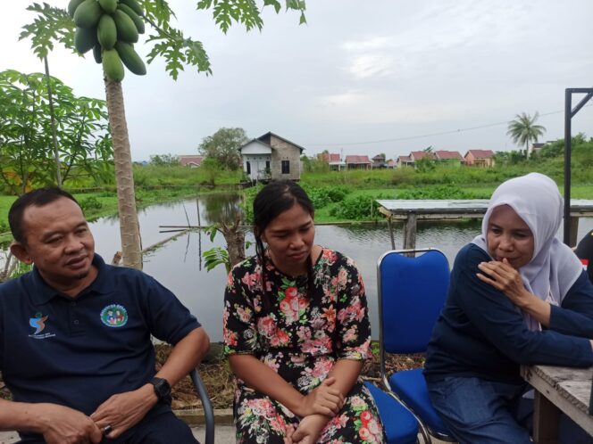 
 Tindak Lanjuti Warga Terisolir,  Dibuatkan Jembatan Apung Sementara