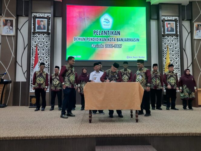 
 Lantik 11 Anggota  Dewan Pendidikan Kota Banjarmasin, Ibnu Berharap Bisa Terus Bersinergi dengan Pemko