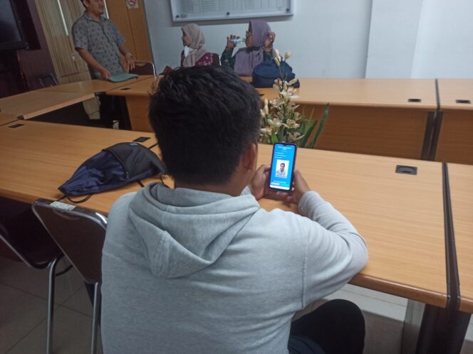 
 Salah satu penguna KTP digital oleh warga Kota Banjarmasin