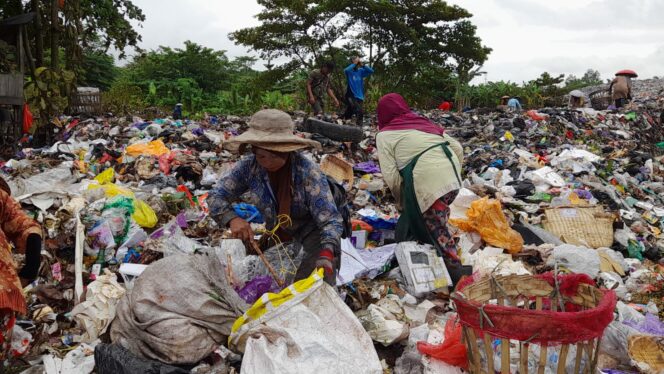 
 Kehadiran Pemulung di TPA Basirih Bantu DLH Banjarmasin Memilah Sampah