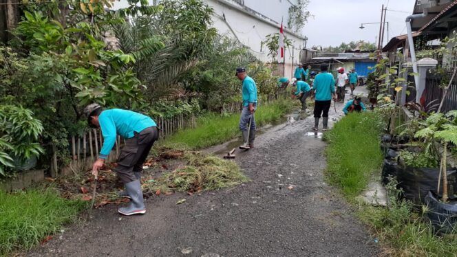 
 Antisipasi Banjir Petugas Satgas Kebersihan Karang Mekar Bergotong Royong Bersihkan Drainase