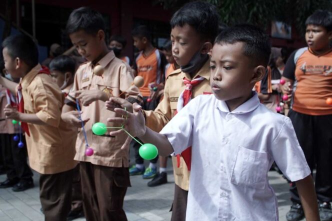 
 Disdik Keluarkan Surat Larangan Bawa Latto-latto ke Sekolah