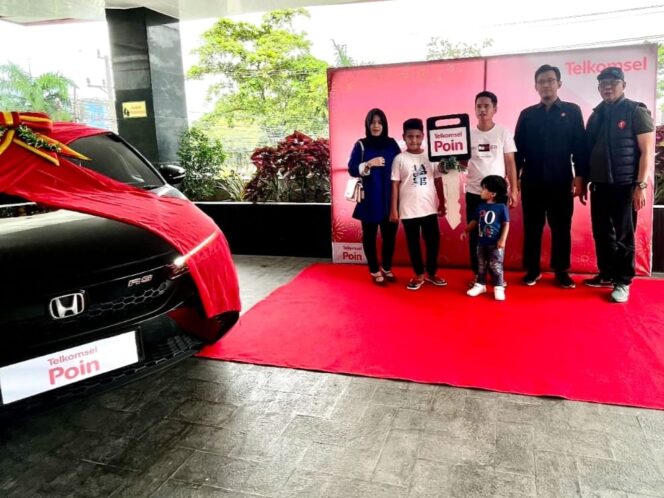 
 Pelanggan Telkomsel dari Amuntai HSU,  Raih Hadiah Mobil