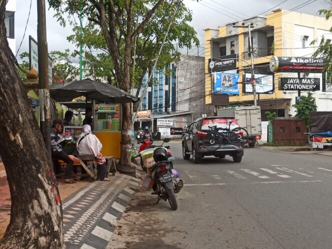 
 Satpol PP Banjarmasin, Terus Lakukan Penertiban Pedagang Kaki Lima Berjualan di Bahu Jalan