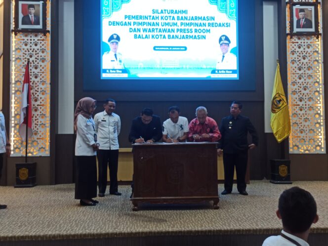
 Penandatangan kontrak kerja sama antara Pemko Banjarmasin bersama pimpinan Teras Banua dan media lain.