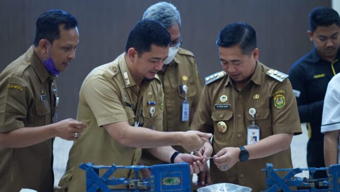 
 Pembubuhan CTT Awali Peresmian Pelayanan Tera / Tera Ulang