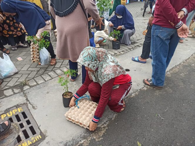 
 Beli Telur Dapat Tanaman Cabai Gratis, Ibu-Ibu Rela Berjejal di Bazar Pasar Murah
