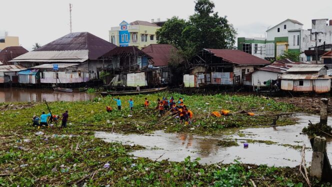 
 Bawah Jembatan Pasar Lama Dipenuhi Pampangan, Warga Keluhkan Sulitnya Beraktivitas di Sungai
