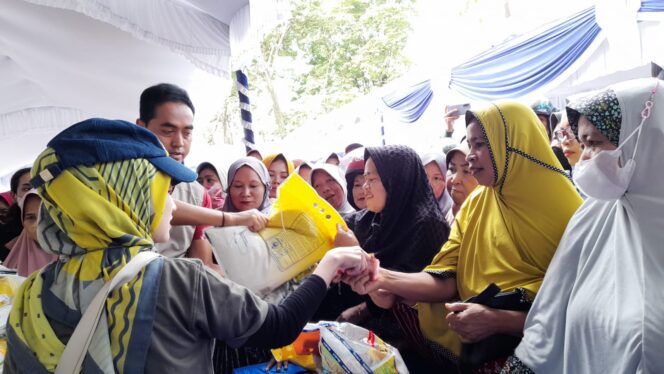 
 Warga Buru Beras Lokal di Bazar Pasar Murah