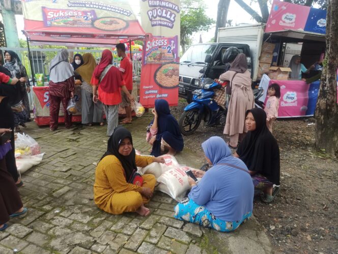 
 Hampir 2 Ton Beras Lokal Ludes Diburu Warga di Bazar Pasar Murah