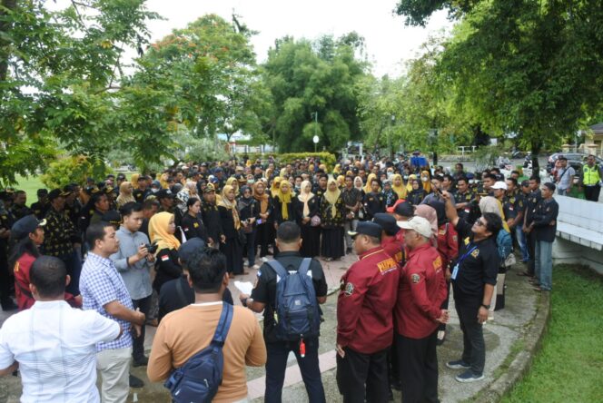 
 Ratusan massa dari BPD se HST sampaikan aspirasi mereka di kantor DPRD HST, Kamis (16/2/2023)