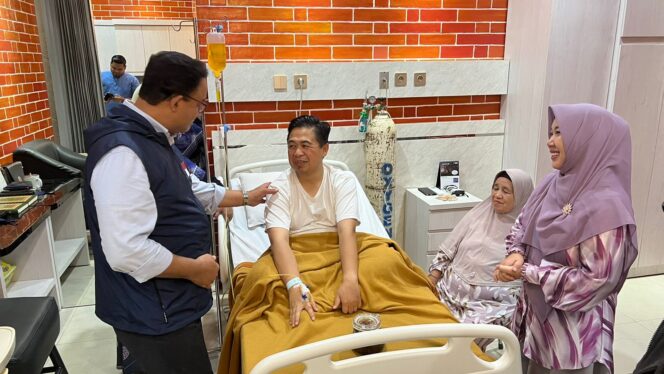 
 Anies Baswedan Bawakan Madu Hitam Untuk Kesembuhan Sahabatnya Ibnu Sina