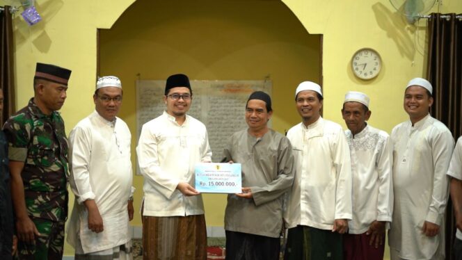 
 Bupati Aulia dan jajarannya menyerahkan bantuan secara simbolis untuk Langgar Nurul Huda di Banua Kupang HST saat Safari Maghrib, Senin (20/2/2023).