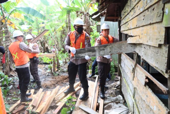 
 Polres HST Bantu Rehab Rumah Nenek Lamrah