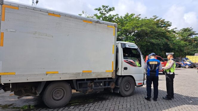 
 Puluhan Kendaraan Angkutan Terjaring Razia Administrasi Kelayakan