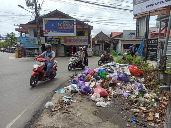 
 Pemandangan tumpukan sampah di TPS liar Jalan Simpang Empat Kampung Melayu Darat, Kecamatan Banjarmasin Tengah yang masih belum diangkut petugas.