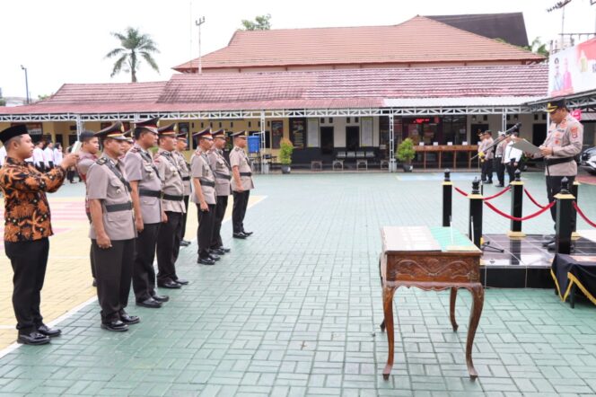 
 Kapolres AKBP Sigit Hariyadi memimpin upacara Sertijab 8 perwira Polri di lingkungan Polres HST, Kamis (23/2/2023).
