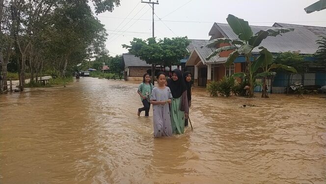 
 Luapan air sungai Batu Benawa mengakibatkan banjir di Desa Aluan, ketinggianny mencapai sebetis orang dewasa, Sabtu (25/2/2023) sore.