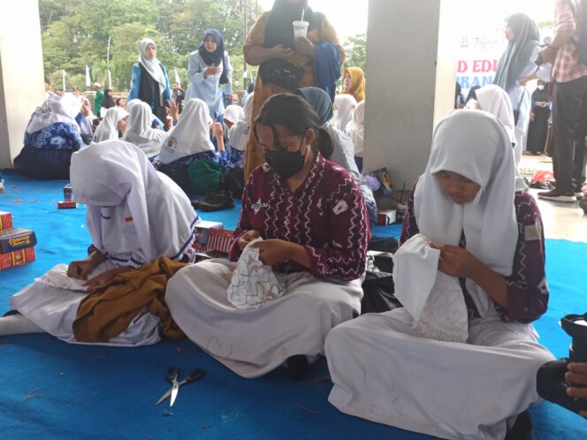 
 Ribuan Siswa Banjarmasin Antusias Menjelujur Kain Sasirangan Hingga Masuk Rekor LEPRID