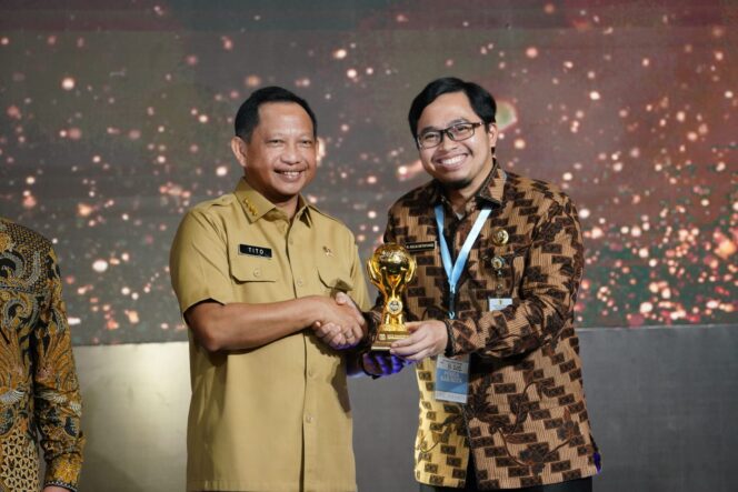 
 Terima Penghargaan dari Mendagri Tito, Bupati Aulia: Pertahankan UHC