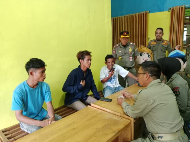 
 Tegakkan Perda, Satpol PP HST Tertibkan Badut dan Peminta Sumbangan