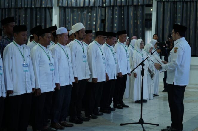 
 Bupati Aulia melantik dan mengukuhkan dewan dan majelis hakim MTQ tingkat HST di pendoponya, Rabu (15/3/2023).