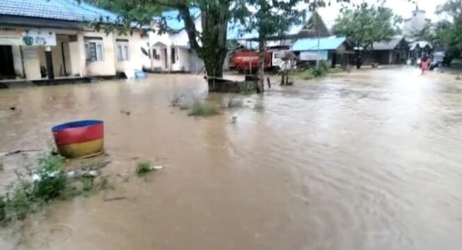 
 Luapan sungai di Hantakan merambah ke ruas jalan dan menggenangi permukiman warga, Kamis (16/3/2023).