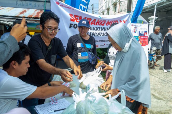 
 Sembako Murah FWE Kalsel Bersama Mitra Kerja Diserbu Warga