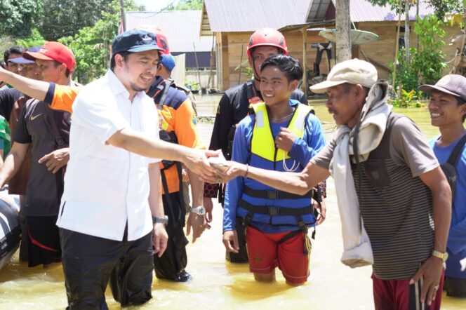 
 Bupati HST, Aulia Oktafiandi terobos banjir yang masih menggenangi desa di Kecamatan Pandawan, Minggu (18/3/2023).