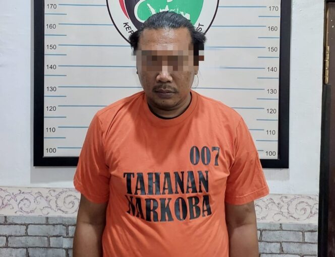 
 Pelaku dan barang bukti tang berhasil disita Satresnarkoba Polres HST, Selasa (21/3/2023) malam.