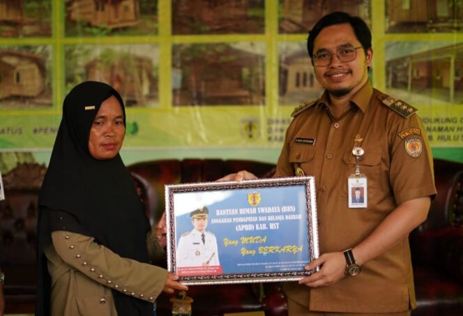 
 Bupati Aulia menyerahkan bantuan rumah layak huni kepada warga Kadundung, Selasa (21/3/2023).