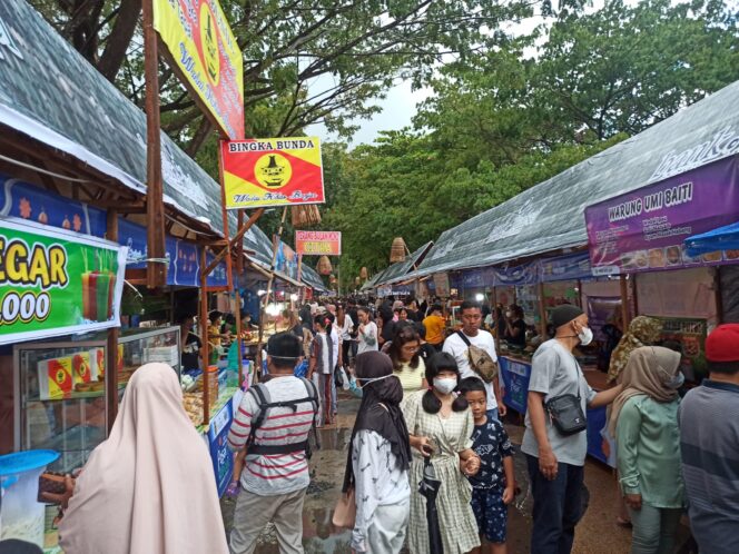 
 Pasar Ramadan Siring Menara Pandang Obati Kerinduan Warga Banjarmasin Usai Dua Tahun Tak Digelar