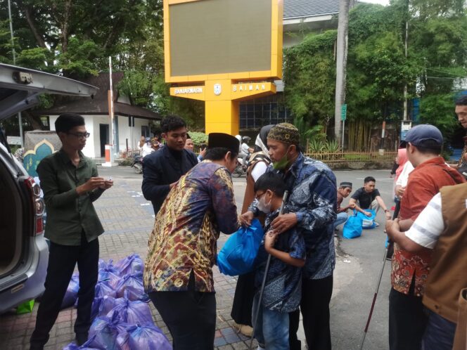 
 Pengurus Wilayah Masyarakat Ekonomi Syariah Bagi Bagi Sembako Kepada Penyandang Disabilitas