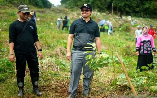 
 Bupati Aulia memimpin penanaman pohon bagi ASN yang naik pangkat, Rabu (22/3/2023).