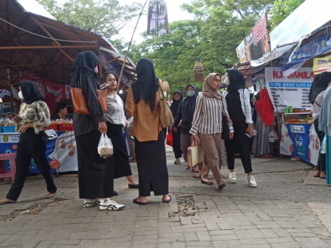 
 Penggunaan Kantong Plastik Di Pasar Wadai Marak, Kadis DLH : Pihak EO Kita Panggil