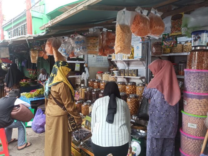 
 Masih Dua Pekan Lagi Lebaran, Kue Kering Sudah Mulai Ramai Diburu Pembeli